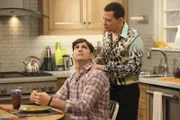 Seit Walden (Ashton Kutcher, l.) versucht, mit so vielen Frauen wie möglich unverbindlichen Sex zu haben, hat sich auch Alan (Jon Cryer, r.) ziemlich verändert - was sich nicht nur in seinem Outfit widerspiegelt ...