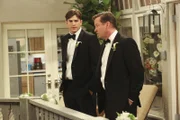 Ausgerechnet am Tag der Hochzeit von Alan und Gretchen meint Walden (Ashton Kutcher, l.), Gretchens Bruder Larry (D. B. Sweeney, r.) noch einige wichtige Enthüllungen über Alan und Lyndsey machen zu müssen - mit fatalen Folgen ...