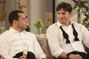 Sentimentaler Moment: Alan (Jon Cryer, l.) und Walden (Ashton Kutcher, r.) lassen ihre gemeinsame Vergangenheit als Junggesellen noch einmal Revue passieren ...