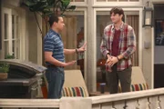 Walden (Ashton Kutcher, r.) und Alan (Jon Cryer, l.) wollen heiraten, doch als Alan einen Ehevertrag unterschreiben soll, steht die geplante Zeremonie auf der Kippe ...