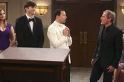 Walden (Ashton Kutcher, 2.v.l.) hat für seinen Ehemann Alan (Jon Cryer, 2.v.r.) eine ganz besondere Überraschung: Michael Bolton (Michael Bolton, r.) ...