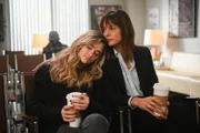Sophie Dixon (Lizzy Greene, l.); Delilah Dixon (Stephanie Szostak, r.)