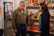 Adam Burns (Matt LeBlanc, l.); Andi Burns (Liza Snyder, r.)