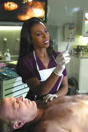 Das Projektil, das Alexx (Khandi Alexander, r.) im Körper des Toten entdeckt, liefert den entscheidenden Hinweis ...