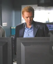 Der Hautarzt erklärt, dass er von der "Drogenküche" in seinem Haus nichts weiß, Horatio (David Caruso) hat jedoch seine Zweifel ...