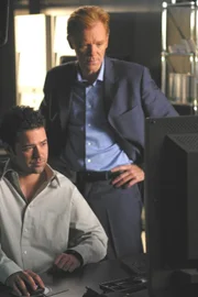 Horatio (David Caruso, r.) und Tim (Rory Cochrane, l.) finden durch einen an einer Überdosis getöteten Mann den entscheidenden Hinweis zur Lösung des Falles ...