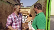Steffen (re.) kann sich nur schwer von seinen Sachen trennen. Nun soll Mauro Corradino helfen!