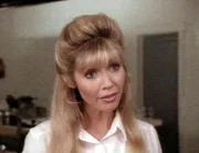 Die Kellnerin Sally Bates (Debra Stipes) erzählt ihrer Freundin Jessica Fletcher von ihren Zukunftsplänen. Sie möchte demnächst das College von Maine besuchen.