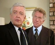 Monahan (Garry Walberg, li.) und der überhebliche Drosso (Joseph Sirola) sind sich nicht grün.