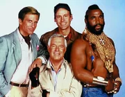 L-R: Dirk Benedict als Templeton 'Faceman' Peck, Dwight Schultz als 'Howling Mad' Murdock, Mr. T als B.A. Baracus Mitte vorne: George Peppard als John 'Hannibal' Smith