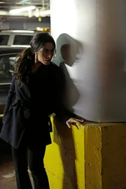 Samantha Shaw (Sarah Shahi) ahnt, dass der Diebstahl dieses Mal während des Transports geschehen soll.