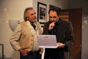 Martin (Hermann Giefer) und Hubert Kirchleitner (Bernhard Ulrich) testen ein Lernspiel für Kendra.