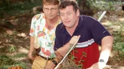 Benno (Willi Thomczyk, r.) und Lothar (Rene Heinersdorff) sind auf Kaninchenjagd. Sie müssen aber feststellen, dass es gar nicht so einfach ist, ein Kaninchen zu finden, geschweige denn, es zu erlegen...