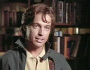 Der Journalist Randall Sloan (Brian McNamara) ist in Cabot Cove aufgetaucht, um einen längst verjährten Mordfall neu aufzurollen.