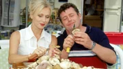 Stefanie (Dana Golombek) und Benno (Willi Thomczyk) putzen eifrig die selbst gesammelten Pilze. Benno erklärt ihr selbstbewusst, wie die einzelnen Pilze heißen.