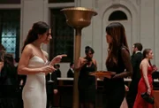 Samantha Shaw (Sarah Shahi, l.)