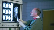 Rechtsmediziner Dr. Detlef Günther, Hannover Die Verwendung des sendungsbezogenen Materials ist nur mit dem Hinweis und Verlinkung auf TVNOW gestattet.
