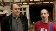 Über die Internetseite eines Immobilienmaklers werden Peter und Roland fündig – ein altes Fachwerkhaus mit Hof steht zum Verkauf. 10.000 Euro scheinen dafür ein Schnäppchen zu sein. Doch das alte Haus hält einige Arbeit für sie bereit.