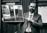 Der Mann zeigt auf das Bild in seiner Hand