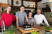 Welche Pfanne kann alles? René und Sandra Noack (M.) testen es gemeinsam mit Hendrike Brenninkmeyer (l.) und Profikoch Maik Delling (r.).