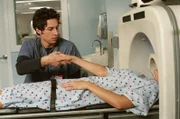 Obwohl J.D. (Zach Braff, l.) die Frau im Kernspin-Tomographie-Gerät nicht kennt, hat er sich in sie verliebt ...