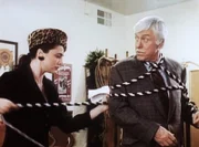 Dr. Sloan (Dick Van Dyke, r.) wird von der Zauberkünstlerin Cleo (Emma Samms, l.) gefesselt.