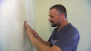 Olaf arbeitet an der Wand des Kinderzimmers