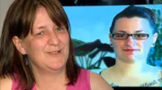 Jacqueline (42) schaut sich die Videobotschaft von Kerstin (24, re.) an.