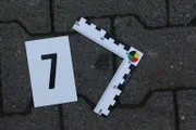 Vor den tödlichen Schüssen hat sich der Täter bereits einige Zeit vor dem Kiosk aufgehalten. Zeugen wollen gesehen haben, wie er auf den Bürgersteig spuckte. Deshalb sichert die Kriminaltechnik auch dort mehrere Spuren.