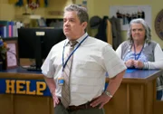 Principal Durbin (Patton Oswalt, l.); Helen (Paula Pell, r.)