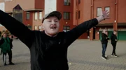 Ein Celtic-Fan stimmt einen Gesang ein.