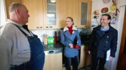 Andreas (51, li.) im Gespräch mit Eva Brenner und John Kosmalla