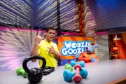 Simón (li.) möchte mit einem Fitnessprogramm zum Kraftaufbau starten, doch Woozle (re.) will sich lieber erstmal kräftig ausruhen. Aber morgen fängt er bestimmt auch mit dem Sport an. Oder reicht zum Muskelaufbau vielleicht auch Woozles neuer Fitness-Shake?  +++