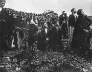 Tausende von Gläubigen nahmen am Wunder der Sonne teil, wo die Jungfrau erschien. Fátima, Portugal. 13. Oktober 1917.