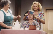 First and second from the left: Cilli (Erna Wassmer), Toni (Rudi Decker)