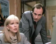 Die Produzentin Catherine Wayne (Susan Blakely) und ihr Mitarbeiter Tom Hiller (Robert Desidario) prüfen gemeinsam die Finanzen des Unternehmens.