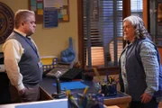 Principal Durbin (Patton Oswalt, l.); Helen (Paula Pell, r.)