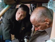 Wer hat den reichen Witwer Dough Lafferty (Remak Ramsey, r.) umgebracht? Und warum riecht es im Auto stark nach Nagellackentferner? Detective Robert Goren (Vincent D'Onofrio) ist ratlos.