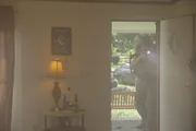 Hände hoch, Polizei! Auf der Spur nach dem Mörder von Curtis Ashley untersuchen die Ermittler die Wohnung des Drogendealers Glenn Sapp. Hat er ihn auf dem Gewissen?