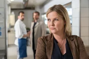 Vera Lanz (Katharina Böhm), im Hintergrund stehen zwei Männer.