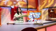 Heute geht es um das römische Reich und Woozle (re.) hat ein passendes Gesellschaftsspiel für sich und Maria (li.) mitgebracht. Hier ist es mit ein bisschen Würfelglück jedoch nicht getan. Außerdem glaubt Simón von einer giftigen Woospe gestochen worden zu sein!