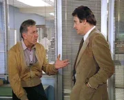 Joe Marcella (Eddie Fontaine, re.) sucht bei Quincy (Jack Klugman) Rat.