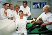 Dr. Schmidt (Walter Sittler, 2.v.re.) und seine Belegschaft (v.li.: Alexander Schottky, Roland Jankowsky, Mariele Millowitsch, Kerstin Thielemann, re. Komparsin) machen bei Hund Bijoux eine Ultraschalluntersuchung.