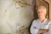 Pavia, Italien - Kopfbild von Mark Guscin (Hauptautor) neben dem Turiner Grabtuch in der Universität Pavia.