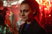 An ihrem ersten Abend in der neuen Wohngemeinschaft, geht Ray (Ariane Labed) mit ihren Mitbewohnern auf eine Drag-Party. Ray ist überglücklich.