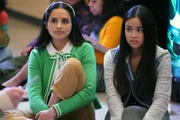 Sarika (Aparna Brielle, l.); Grace (Sari Arambulo, r.)