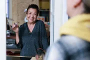 Nuray (Lilay Huser) ist voll und ganz in ihrem Element, als sie auf Margots Spuren wandelt.  Rechts Ute (Isabell Hertel)