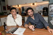 Nihat (Timur Ülker, l.) und Tobias (Jan Kittmann) sind gespannt auf die Wandererlebnisse von Paul.