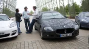 V.l.: Richard Hammond, James May und Jeremy Clarkson neben v.l.: einem Porsche Panamera, einem Maserati Quattroporte und einem Aston Martin Rapide.