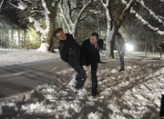 Danny (Donnie Wahlberg, M.) will einer Frau namens Jill (Bess Rous, r.) helfen, die ihm am Telefon von ihrem Plan, Selbstmord zu begehen, erzählt. Dafür nimmt er sich Dean Aaron Dekker (Leif Riddell, l.) zur Brust, welcher für den Tod von Jills Eltern verantwortlich ist ...